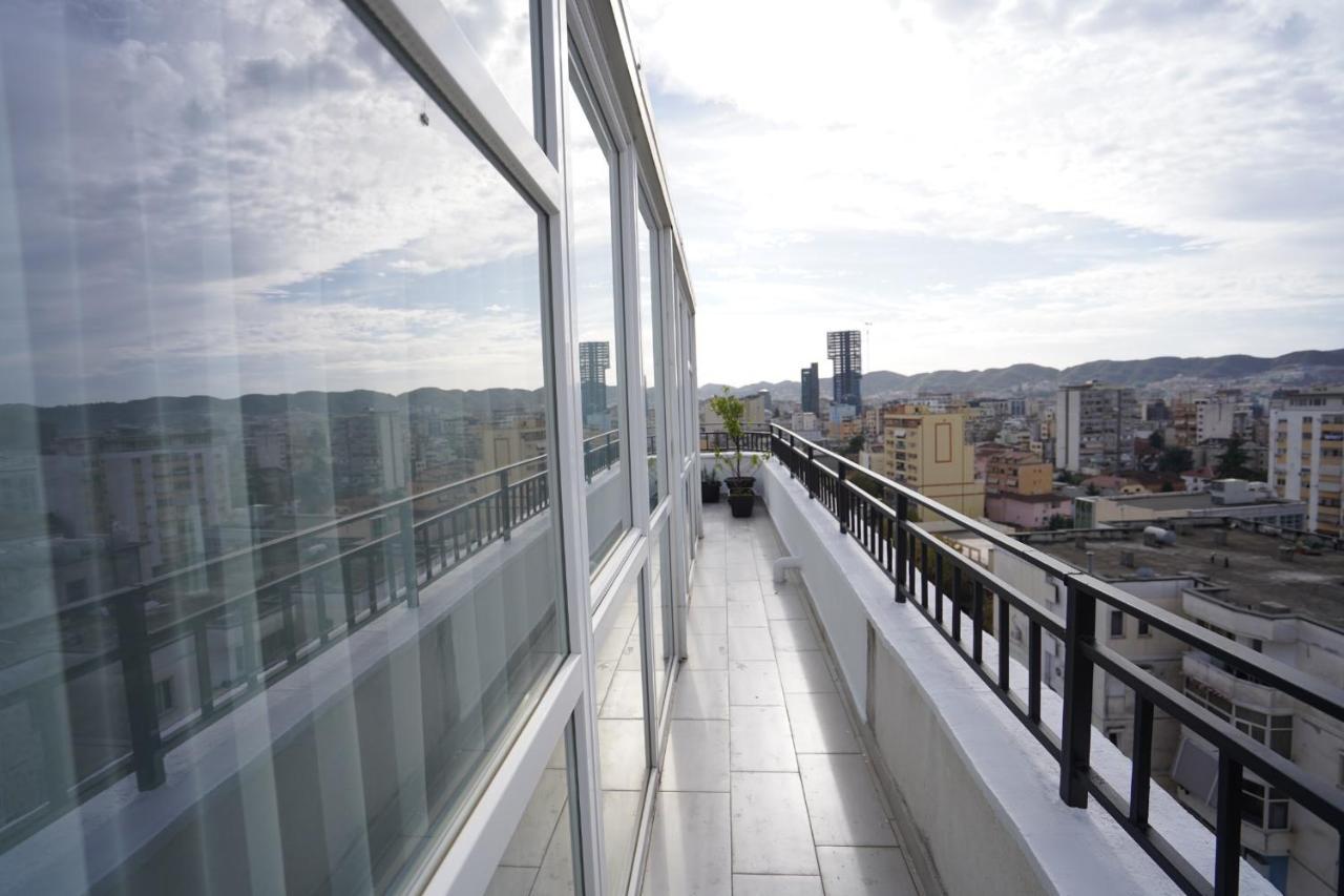 Sun-filled Rooftop Flat In